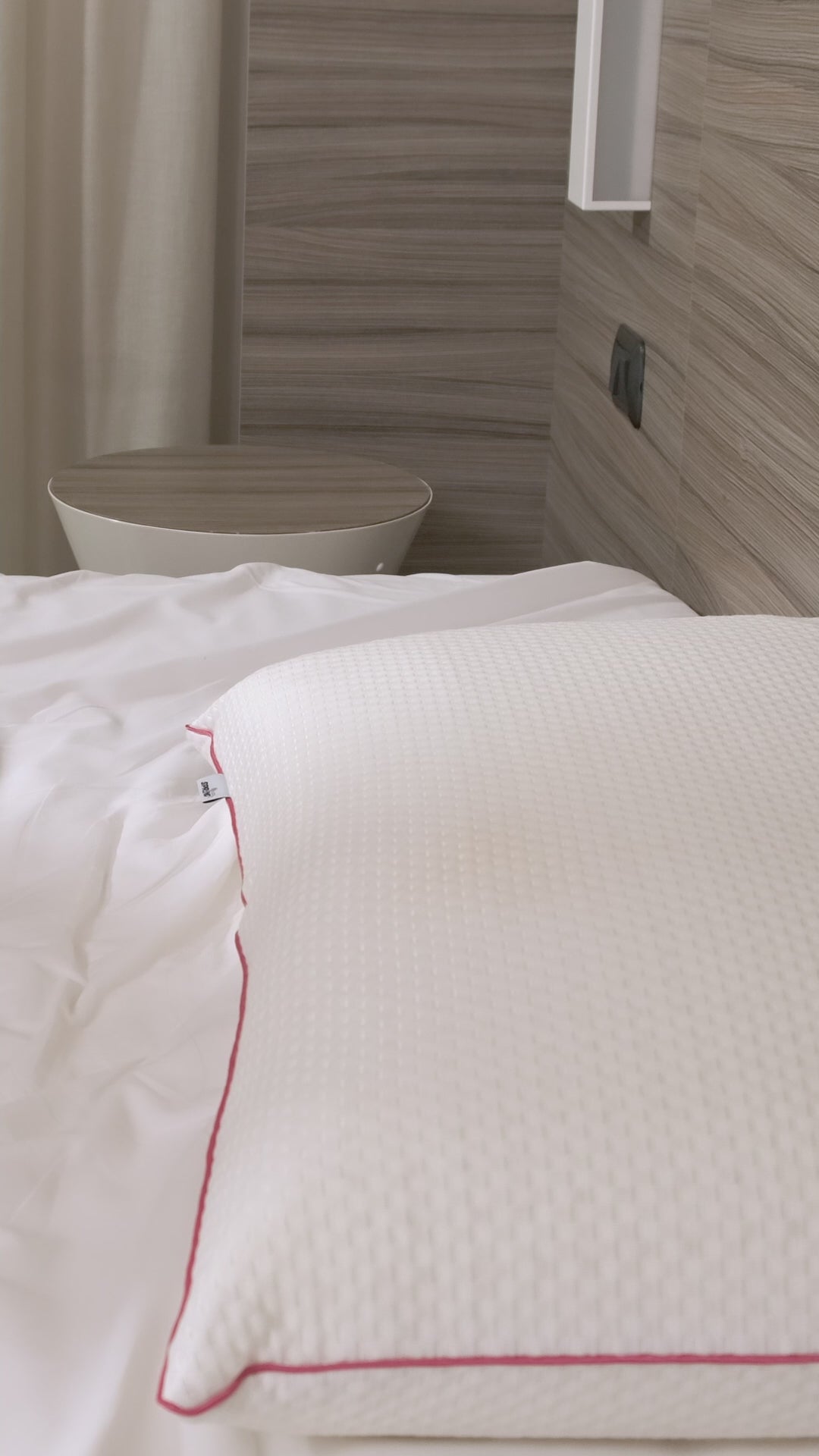 jeune fille s'installant sur un oreiller ergonomique sleepit