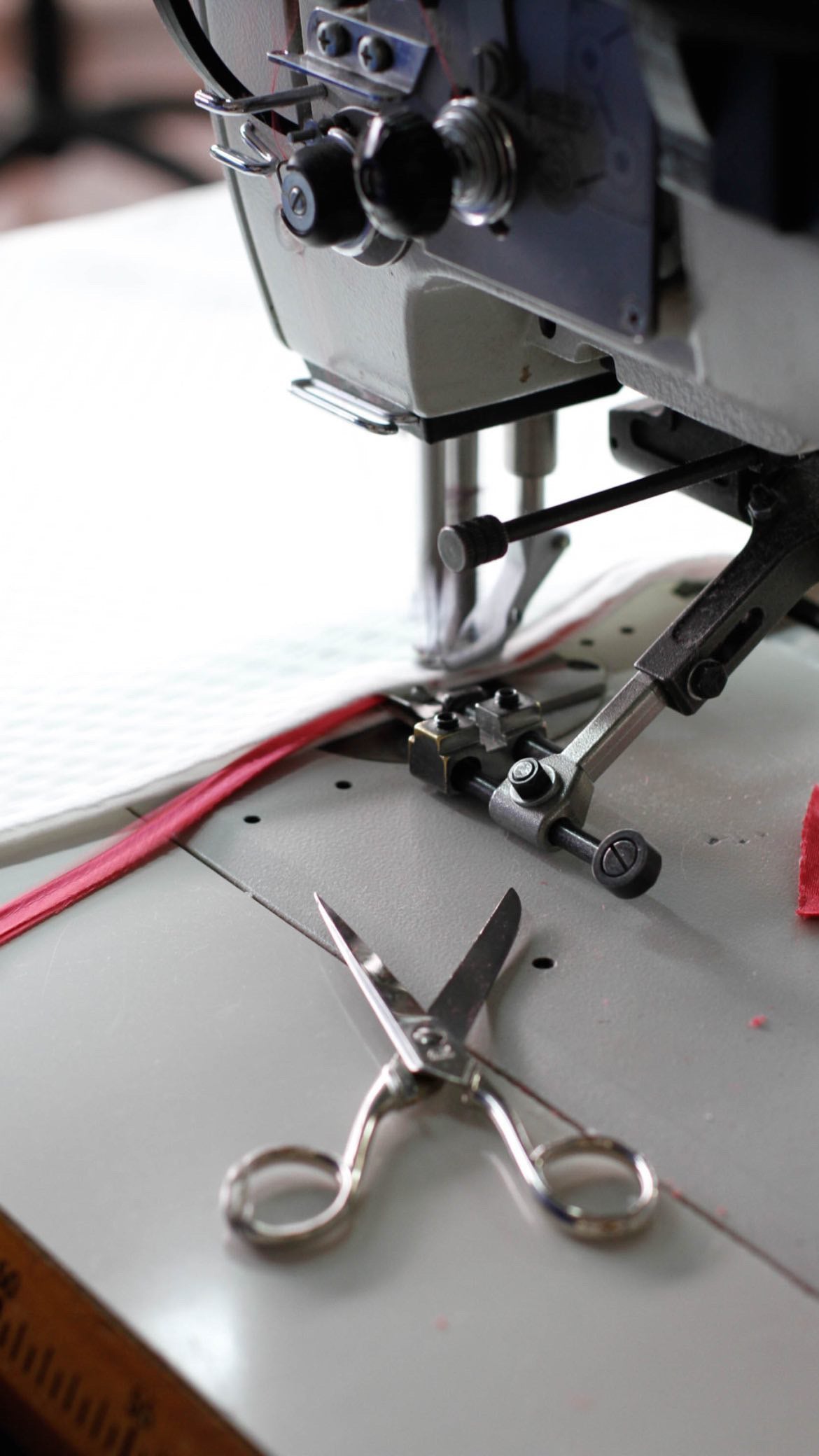 a saisir, a machine, textile, real material to build a pillow that lasts